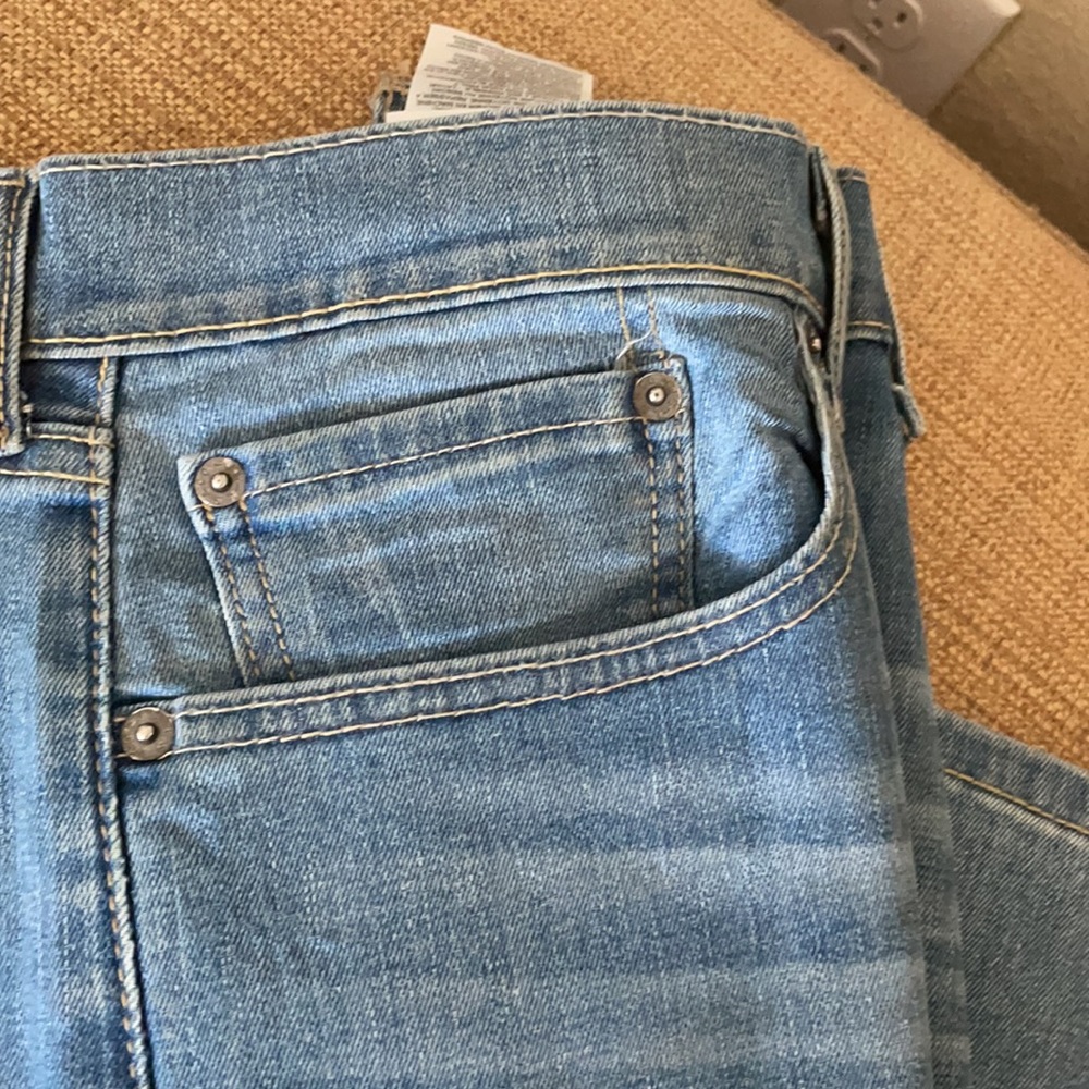 Light wash Levi’s - Picture 4 of 4